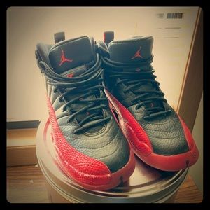 Flu Game 🤧 Jordan Red black. Boy size 6. W 8